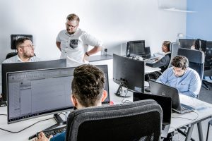 anställda arbetar vid datorn